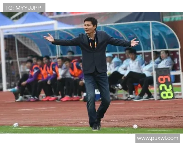 足球明星李毅签名背后的故事与球迷互动的精彩瞬间